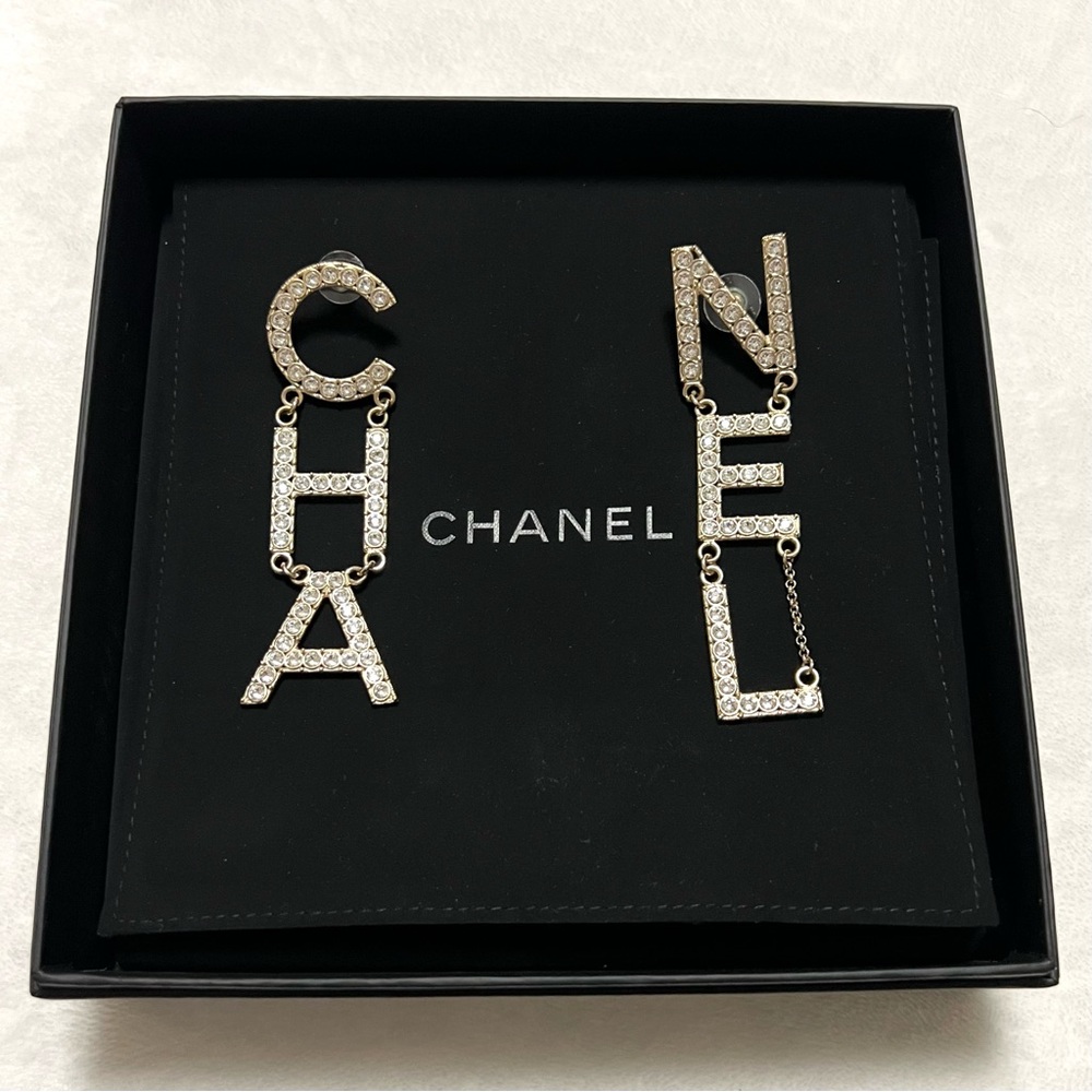 🚫SOLD🚫 Chanel RUNWAY Crystal Statement Letters Earrings - Picture 5 of 11